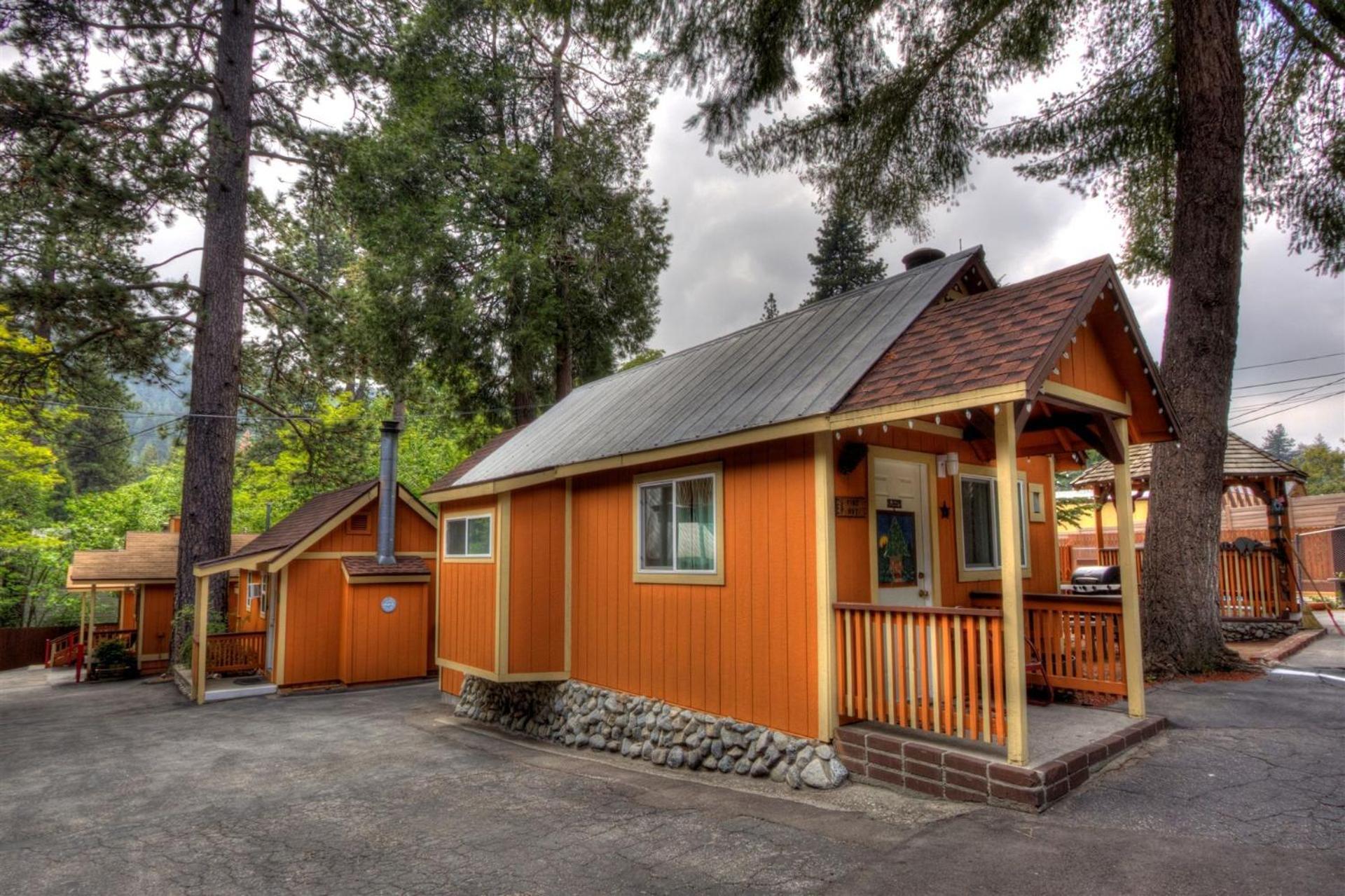 Sleepy Hollow & Lodge Crestline