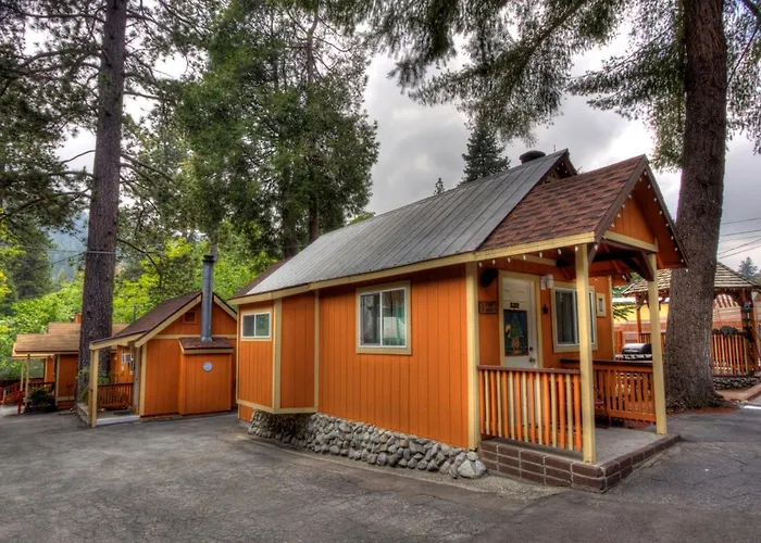 Sleepy Hollow Cabins & Hotel